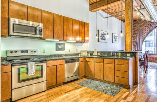 Downtown West Apartment | StaySTL- Stays-3 Bed Loft-Central Location-W/D-Dogs