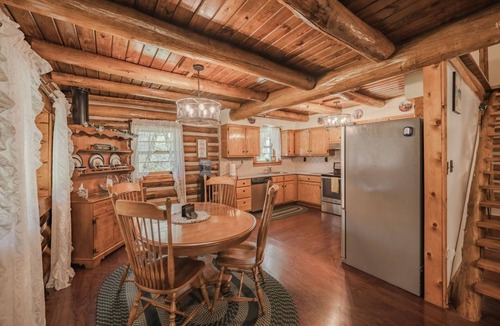 South Bloomingville Cabin | Stepping Back in Time Getaway: 2 bed/2 bath cabin w/Hot tub, fire pit, + Wifi