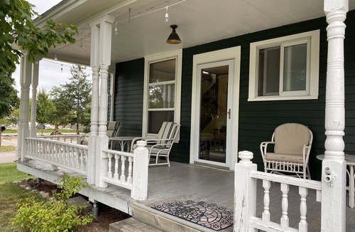 Elk Rapids House | Steps away from East Bay