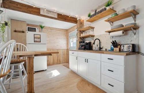 Hampton House | Steps to Beach Porch Grill - The Sister Cottages