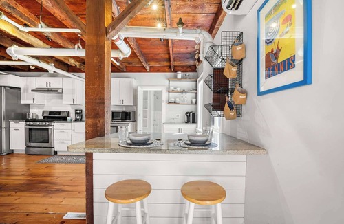 Dennis House | Steps to Dining, Less than 1 mile to Bayside Beaches!