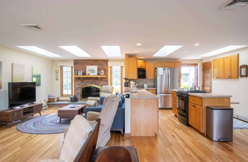 North Eastham House | Steps to Private Association Beaches!