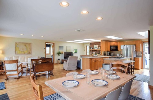 North Eastham House | Steps to Private Association Beaches!
