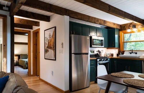 Tyringham House | Stonebridge Cabin: Modern Amenities, Enjoy Nature!