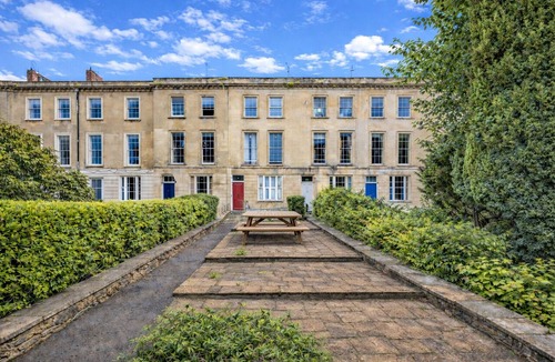 Cotham Apartment | STR8BS8 Banksy 2-Bedroom Apartment, Clifton, Parking & Garden