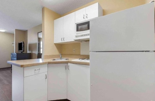 Amherst Apartment | Studio 6 Buffalo|1 Queen Bed,Nsmk|Kitchen
