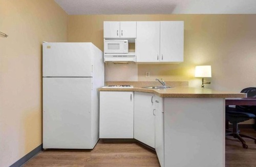 Amherst Apartment | Studio 6 Buffalo|1 Queen Bed,Nsmk|Kitchen