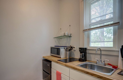 Cherokee Triangle Apartment | Studio apartment near all the coffee shops and restaurants in the Highlands