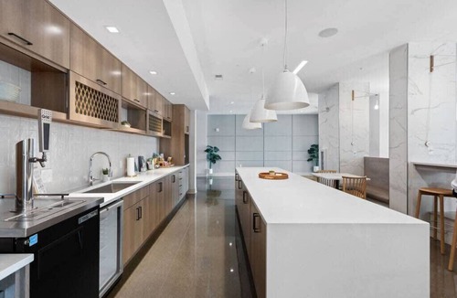 Market East District Apartment | Studio Apt in the Center of Downtown by Cozysuites
