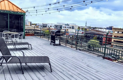 Evansville Apartment | Studio with a View and Deck Overlooking Downtown Evansville