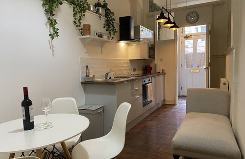 North West Apartment | Stunning 2-bed flat with private patio in heart of the west end