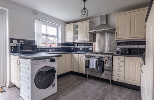Gateshead House | Stunning 3 bed 3 bath detached house l Pool Table l Private Parking l Fast WiFi