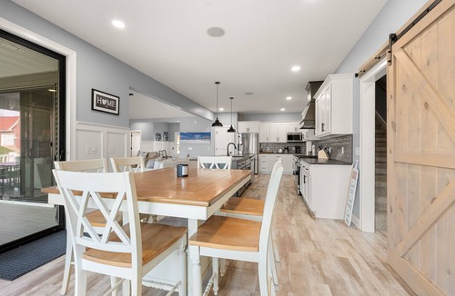 Hamilton House | Stunning 6 Bedroom Lake House Retreat on Hamilton Lake