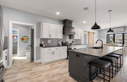 Hamilton House | Stunning 6 Bedroom Lake House Retreat on Hamilton Lake