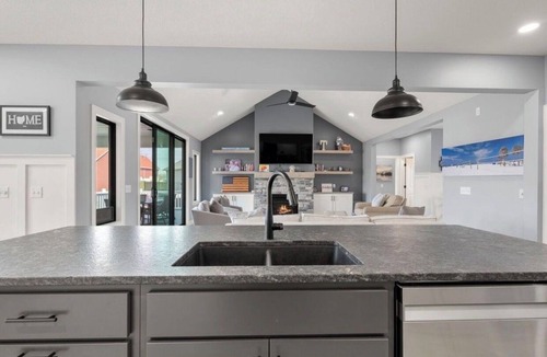 Hamilton House | Stunning 6 Bedroom Lake House Retreat on Hamilton Lake