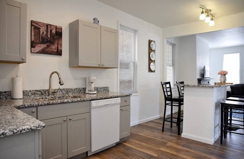 Crafton House | Stunning Apartment Near Downtown North Shore & More