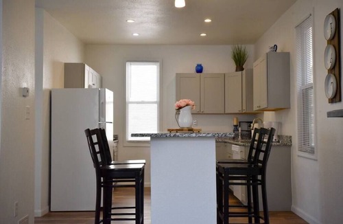 Crafton House | Stunning Apartment Near Downtown North Shore & More