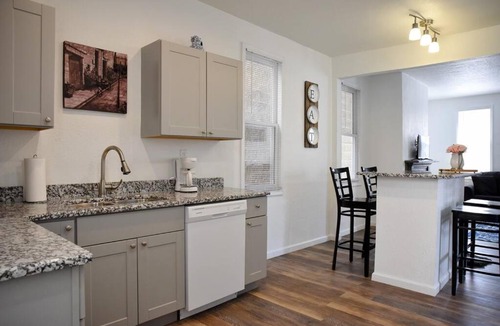Crafton House | Stunning Big Home Near Downtown North Shore & More