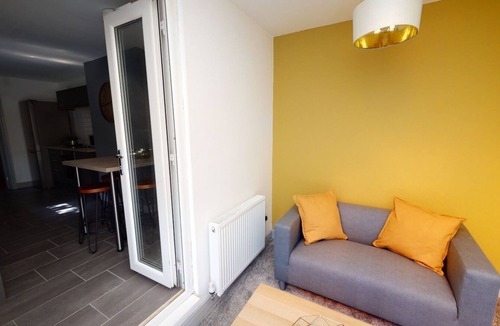 Sunderland House | Stunning City Centre-Uni Town House