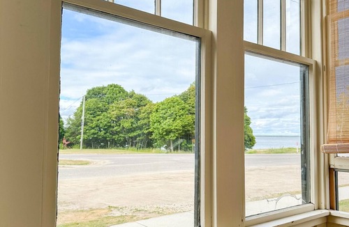 Grand Marais House | Stunning Cottage across for public Bayshore beach