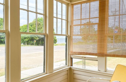 Grand Marais House | Stunning Cottage across for public Bayshore beach