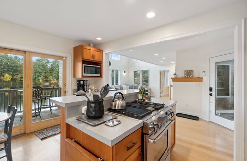 South Sanford House | Stunning Lakefront Home