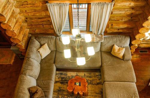 Ironwood House | Stunning Log Cabin Getaway at The Hannu Haus
