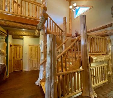 Ironwood House | Stunning Log Cabin Getaway at The Hannu Haus