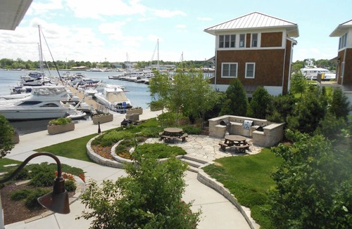 Sturgeon Bay Cottage | Stunning Marina Cottage - ON WATER