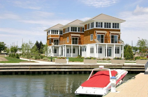 Sturgeon Bay Cottage | Stunning Marina Cottage - ON WATER