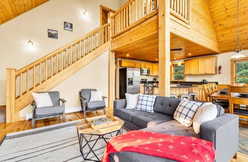 Bethel Ski Chalet | Stunning MTN views! Fireplace, Hot Tub, Sleeps 12