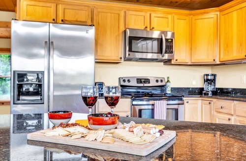 Bethel Ski Chalet | Stunning MTN views! Fireplace, Hot Tub, Sleeps 12