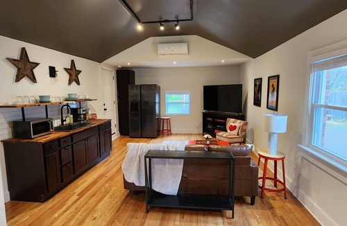 Inglewood Apartment | Stunning newly renovated studio apartment close to downtown