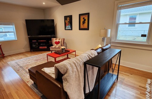 Inglewood Apartment | Stunning newly renovated studio apartment close to downtown