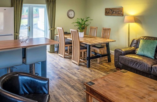 Blairgowrie House | Stunning private villa for 6 people with hot tub, WIFI, TV and panoramic view