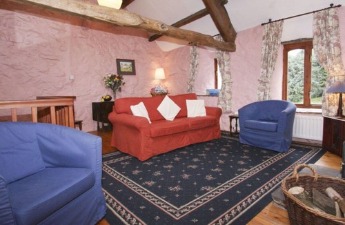 Alston Villa | Stunning private villa for 5 guests with TV, patio, pets allowed and parking
