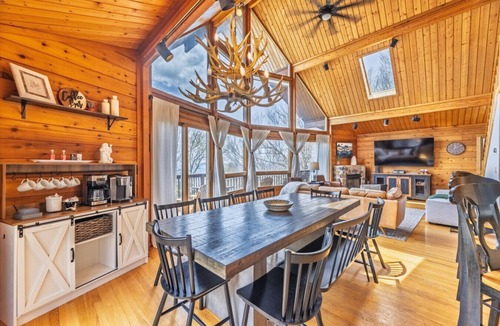 Edray House | Stunning Snowshoe Home | Hot Tub | Pool Table