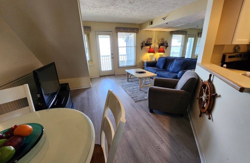 Traverse City Condo | Stunning Views, Private Master Suite - North Shore Inn Condo 306
