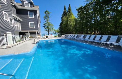 Traverse City Condo | Stunning Views, Private Master Suite - North Shore Inn Condo 306
