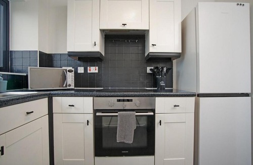 Glasgow Apartment | Stylish 2BR Flat Sleeps 4 with Parking Kinning Park
