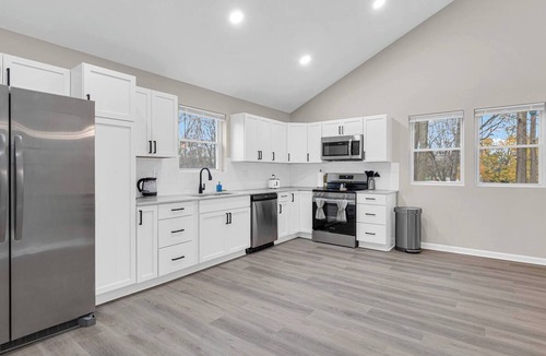 Noblesville House | Stylish 3B Noblesville Retreat, 3 min to Downtown, 15 to Ruoff, Backyard Deck