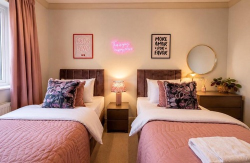 Darlington House | Stylish 5BR Retreat Luxury Stay Darlington