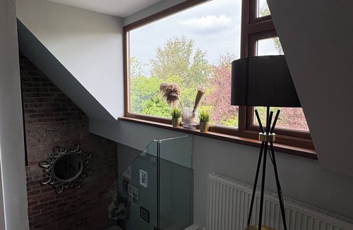 West Rainton House | Stylish 6 Bed - Huge Garden, 10 min to Durham City