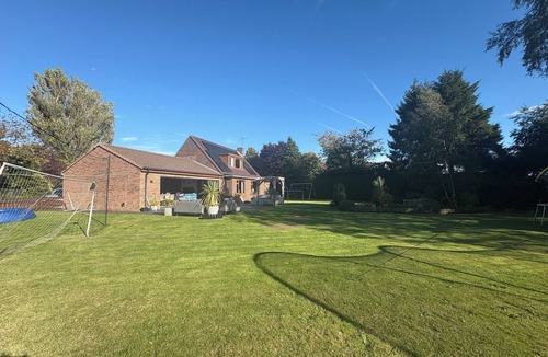 West Rainton House | Stylish 6 Bed - Huge Garden, 10 min to Durham City