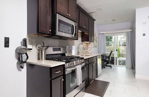Everett House | Stylish 6-Bedroom Home Near Boston – Dual Units, Yard & Parking Included!