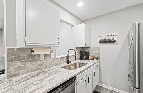 Overland Park House | Stylish and Comfortable 3-Bedroom Townhome in Overland Park with WIFI and Pool!