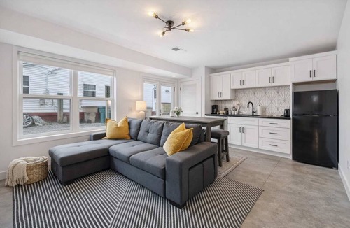 Haynes Area House | Stylish and modern luxe unit near Broadway Nash!