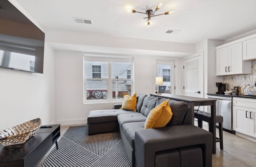 Haynes Area House | Stylish and modern luxe unit near Broadway Nash!