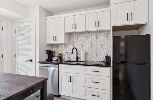 Haynes Area House | Stylish and modern luxe unit near Broadway Nash!
