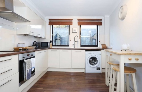 West End Apartment | Stylish Apartment near Dean Village with Parking